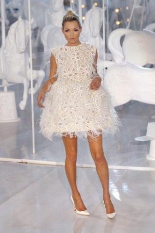 Kate Moss desfilou pela Louis Vuitton no encerramento da Semana de Moda de Paris