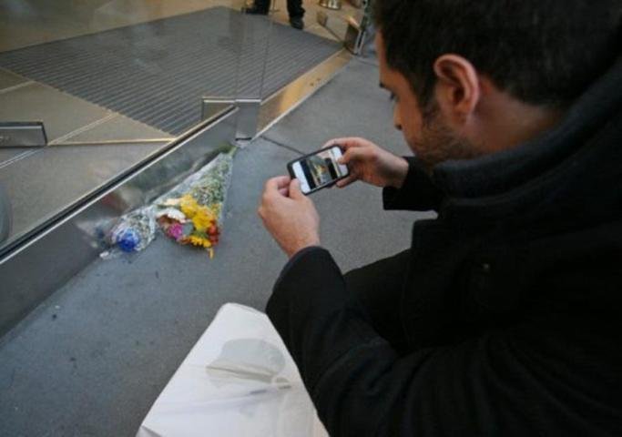 F&atilde;s prestam homenagem &agrave; Steve Jobs em frente de lojas Apple