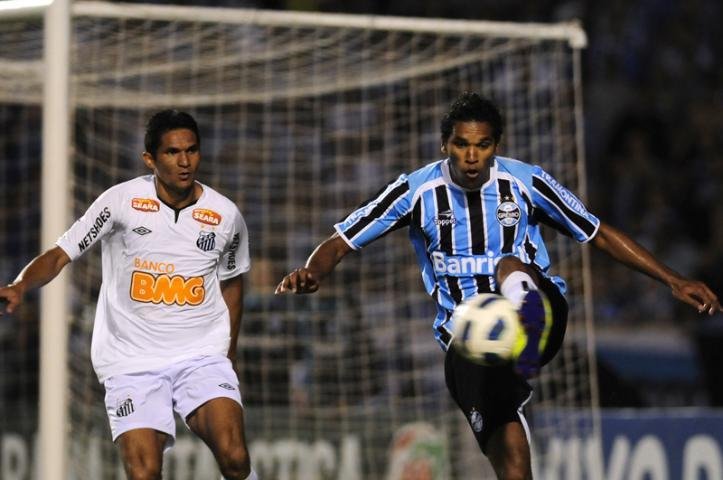 Brand&atilde;o marca e Gr&ecirc;mio derrota o Santos no est&aacute;dio Ol&iacute;mpico