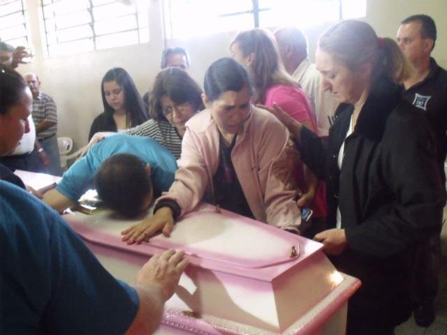 Durante o vel&oacute;rio os pais de Luane precisaram ser amparados por amigos
