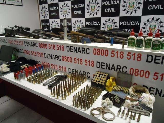 Armas, muni&ccedil;&atilde;o e ve&iacute;culos foram apreendidos com o grupo