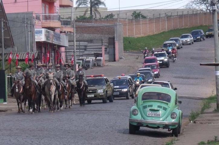 Soldados do regimento de pol&iacute;cia montada escoltaram restos mortais da policial Luane