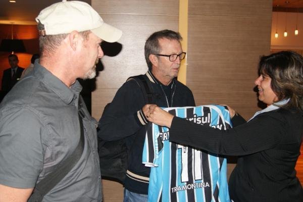 Guitarrista ganhou camisa antes de show
