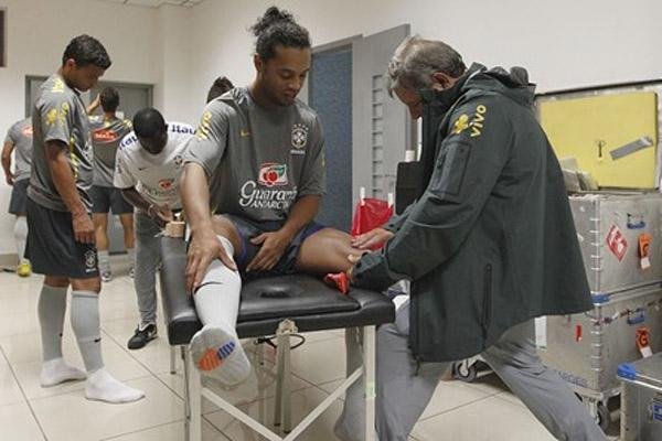 Ronaldinho diz que gosta de ser o &acute;tio da turma` na Sele&ccedil;&atilde;o Brasileira