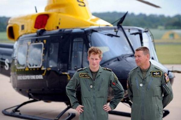 Princ&iacute;pe Harry viaja aos EUA para fazer treinamento em helic&oacute;pteros