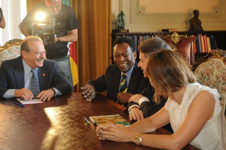 Embaixado honor&aacute;rio da Copa de 2014 est&aacute; no Pal&aacute;cio Piratini