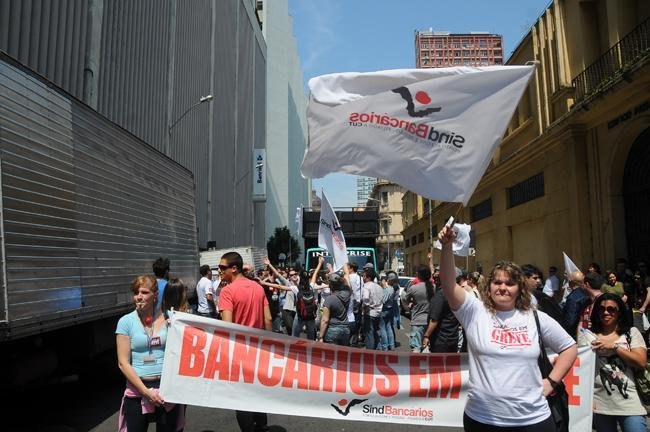 Banc&aacute;rios tentam estender greve para servi&ccedil;os de teleatendimento