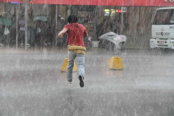 Forte chuva surpreende moradores de Livramento