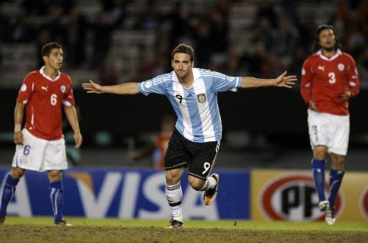 Higua&iacute;n marcou tr&ecirc;s vezes para definir o 4 a 1 sobre os advers&aacute;rios em Buenos Aires