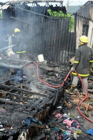 Os bombeiros conseguiram apagar as chamas e aguardam o trabalho da per&iacute;cia no local
