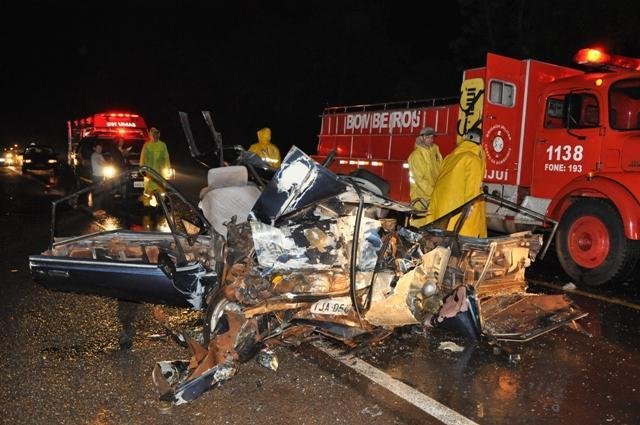 Homem morre em colis&atilde;o contra &ocirc;nibus da dupla Milion&aacute;rio e Jos&eacute; Rico