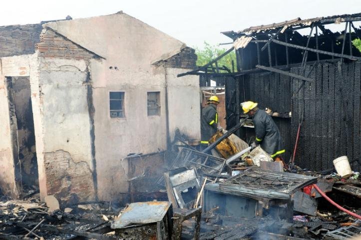 M&atilde;e e dois filhos morreram ap&oacute;s casa pegar fogo em Viam&atilde;o