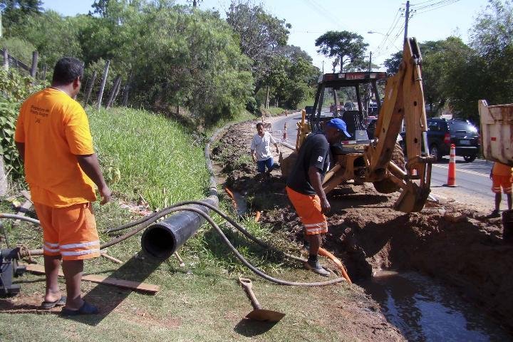 Vazamento de &aacute;gua ocorreu na avenida Vicente Monteggia