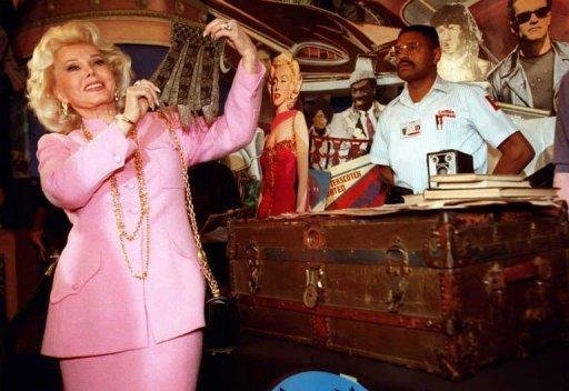 Atriz Zsa Zsa Gabor retorna ao hospital ap&oacute;s desmaiar em casa