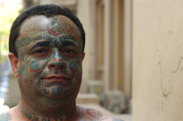 Homem Record faz mais 70 tatuagens em três meses