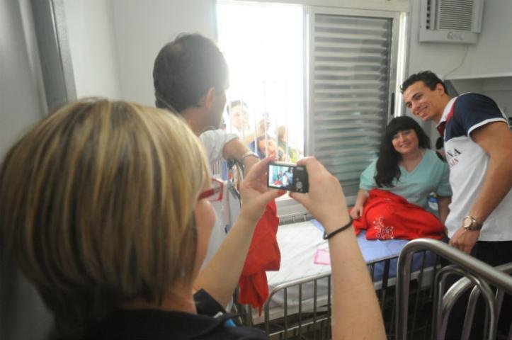 Leandro Dami&atilde;o tira foto com uma paciente do grupo hospitalar