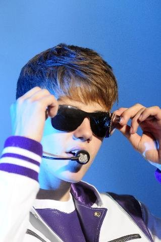 Justin Bieber faz 24 mil gritarem sem parar em Porto Alegre