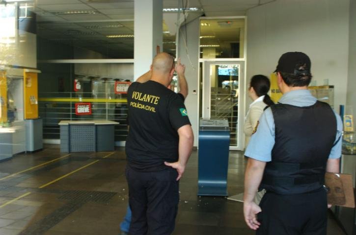 Criminosos tentam entrar em banco da Capital pelo forro da ag&ecirc;ncia