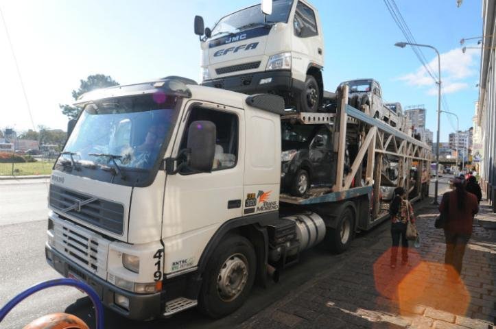 Caminh&atilde;o cegonha fica preso no Centro de Porto Alegre