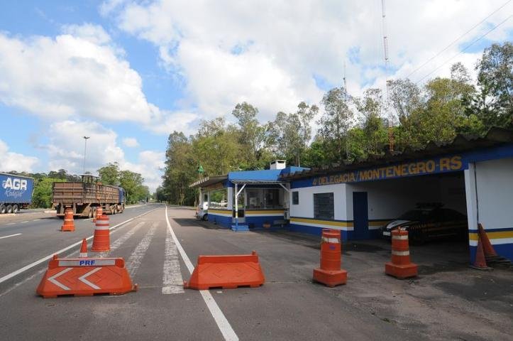 Motorista saltou do ve&iacute;culo em movimento em frente ao posto da Pol&iacute;cia Rodovi&aacute;ria Federal