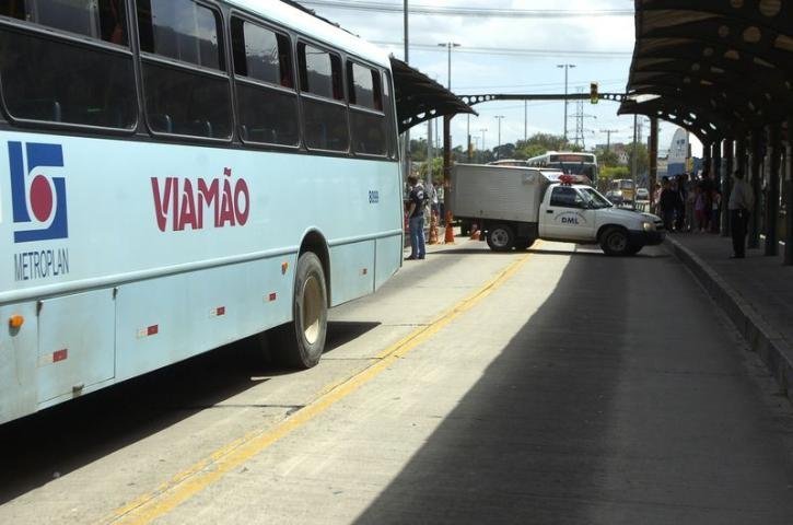 Mulher morre atropelada por &ocirc;nibus na Capital 