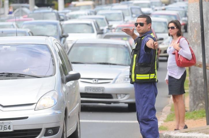 Sem&aacute;foros est&atilde;o desligados em v&aacute;rios pontos da avenida Ipiranga