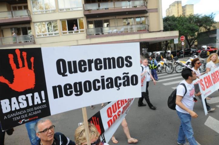 Cerca de mil grevistas participaram da caminhada desta ter&ccedil;a-feira