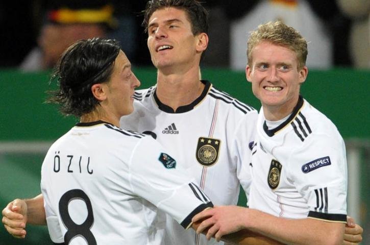 Oezil (D), G&oacute;mez (C) e Schurrle (E) marcaram os tr&ecirc;s gols da Alemanha