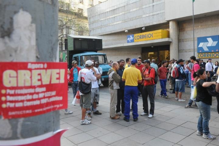 Em Porto Alegre, funcion&aacute;rios se re&uacute;nem para avaliar condi&ccedil;&otilde;es determinadas pelo TST
