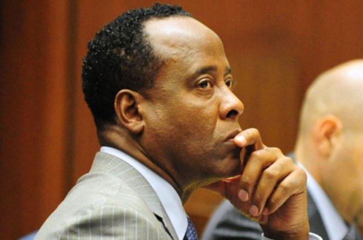 Conrad Murray &eacute; acusado de homic&iacute;dio culposo por dar a Jackson uma overdose de propofol