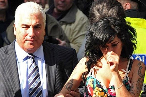 Pai de Amy Winehouse vai lan&ccedil;ar livro sobre a cantora em 2012