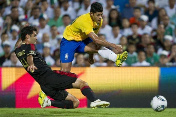 Brasil vence de virada com um homem a menos em campo