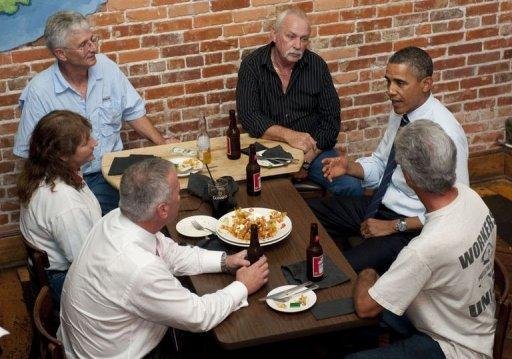 Obama conversa com trabalhadores da constru&ccedil;&atilde;o sobre desemprego em pub de Orlando, na Fl&oacute;rida