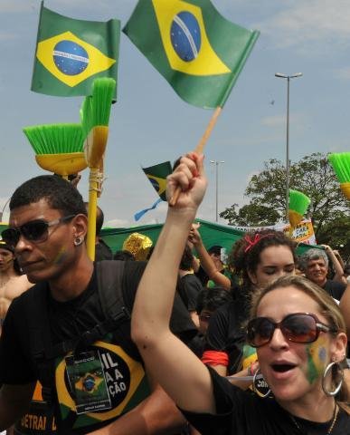 Marcha contra corrup&ccedil;&atilde;o re&uacute;ne 20 mil pessoas em Bras&iacute;lia