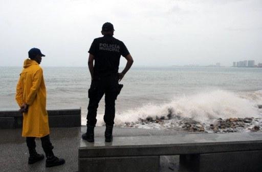 Policiais monitoram a chegada do furac&atilde;o Jova em Puerto Vallarta