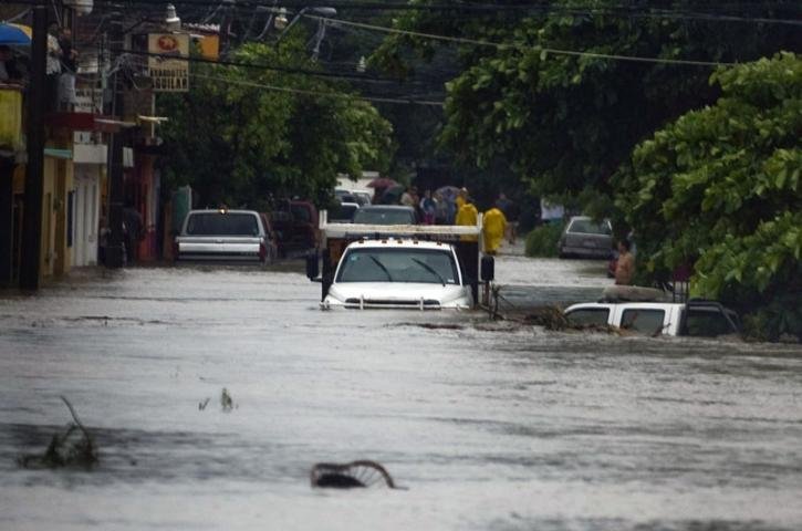 Furac&atilde;o causou inunda&ccedil;&otilde;es, deslizamentos e queda de pr&eacute;dios no litoral