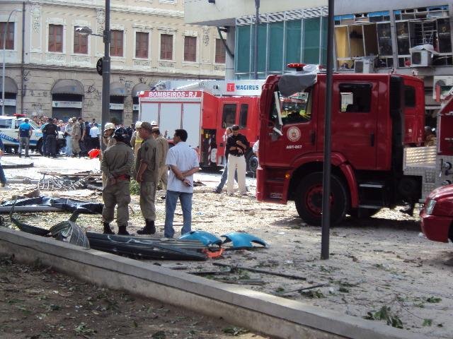 A explos&atilde;o destruiu totalmente o andar t&eacute;rreo do pr&eacute;dio. Os destro&ccedil;os foram lan&ccedil;ados a uma dist&acirc;ncia de cerca de 100 metros