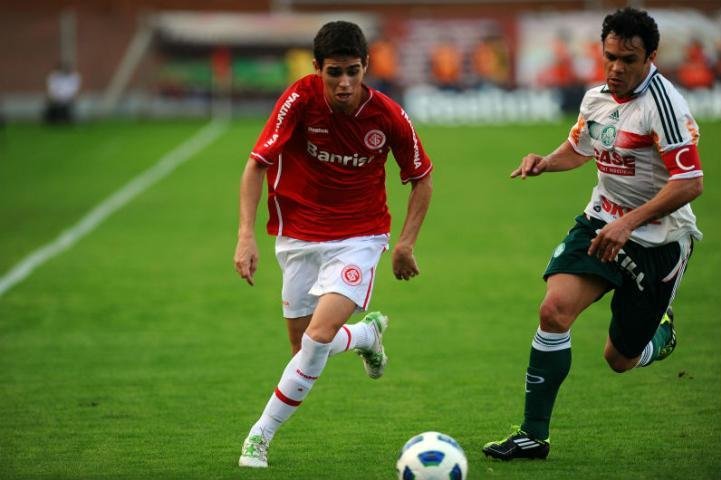 Kl&eacute;ber (&agrave; direita) n&atilde;o deve mais atuar pelo Palmeiras