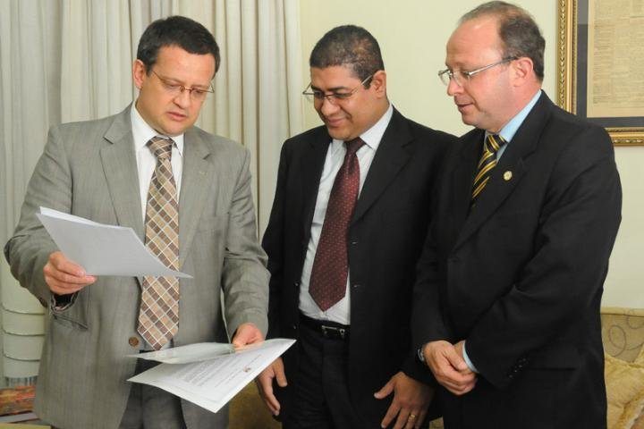 Beto Albuquerque e Ad&atilde;o Villaverde apresentam projeto de expans&atilde;o da Rodovia do Parque ao vice-presidente da Record RS, Ver&iacute;ssimo de Jesus
