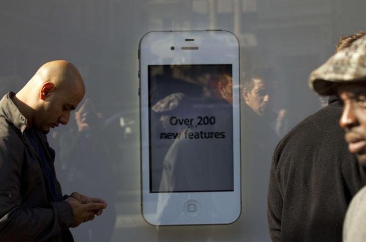 Maior loja da Apple inicia venda do iPhone 4S