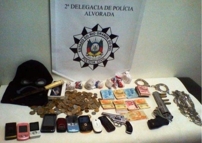 Pol&iacute;cia apreende armas e drogas em Alvorada