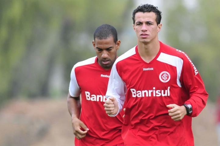 Leandro Dami&atilde;o (&agrave; direita) correr&aacute; de chuteiras neste s&aacute;bado