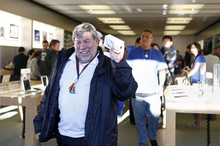 Steve Wozniak acampou durante a noite &agrave; espera do mais novo iPhone