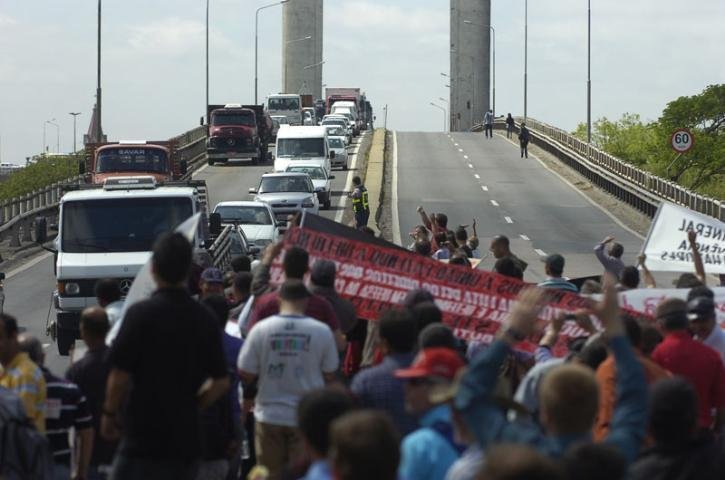 Mulher d&aacute; &agrave; luz em ambul&acirc;ncia durante protesto na BR 290 