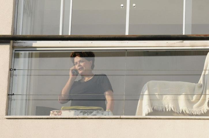 Ap&oacute;s dia de atividades na Capital, Dilma foi fotografada na janela do seu apartamento na zona Sul
