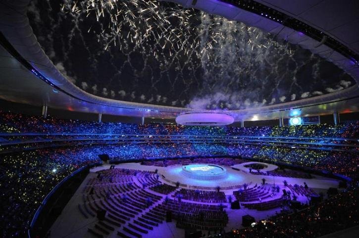 Ao som dos mariates, est&aacute;dio Omnilife vibra iluminado por lanternas coloridas dos expectadores