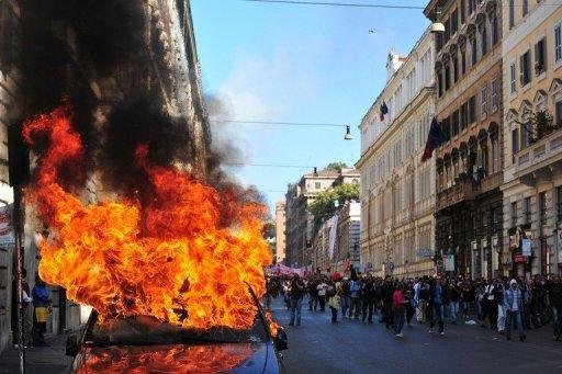 Manifestantes colocaram fogo em anexo do minist&eacute;rio da Defesa