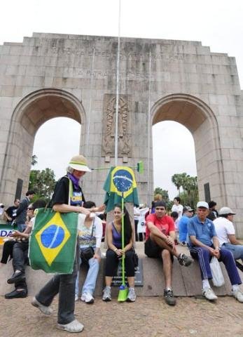 Manifestantes marcham em defesa da liberdade na Capital