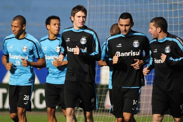 M&aacute;rio Fernandes (centro) n&atilde;o precisar&aacute; marcar Neymar, suspenso por expuls&atilde;o