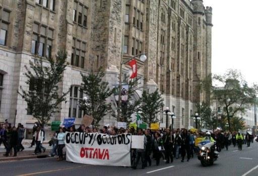 Manifestantes marcham pelo centro de Ottawa